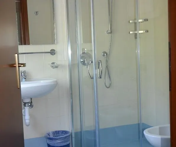 Отель Jolanda *